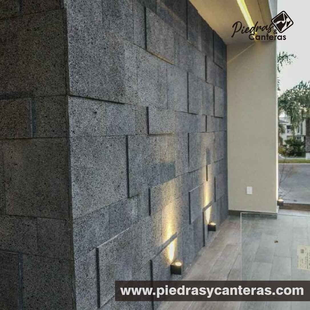 Piso de cantera en amplio patio interior con diseño de espiga
